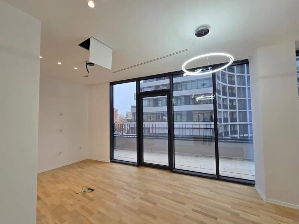 📍Buze rruges se Kosovareve, LAKE VIEW shesim apartament 2+1+2+verande.