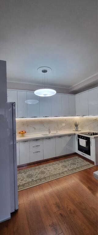 Jepet me qera Apartamenti 2+1, Kopeshti botanik prane xhamise   600 euro