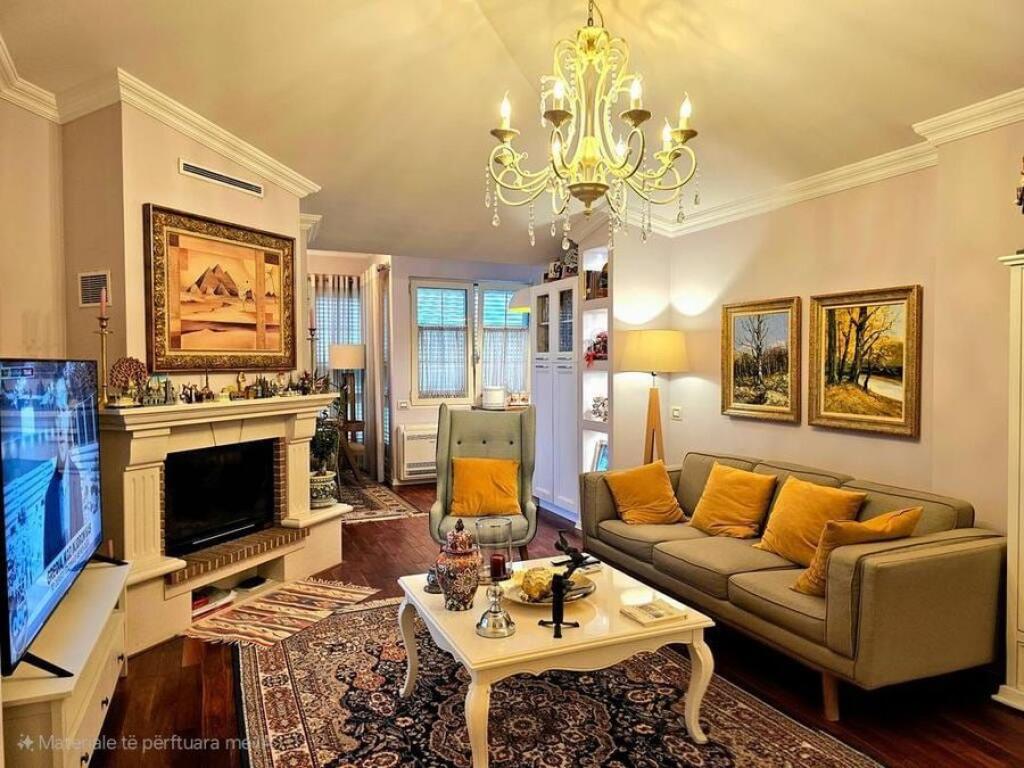 Shitet papafingo te liqeni artificial me parkim+ depo