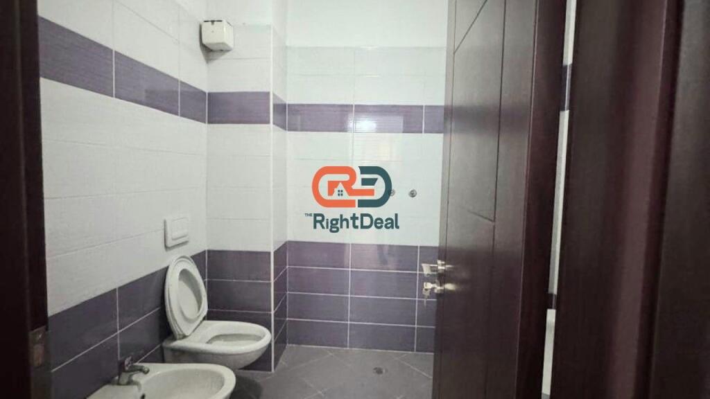 Tek 21 Dhjetori, Shitet Apartament 2+1, Me Hapesira Te Bollshme Dhe Orientim Perfekt !!