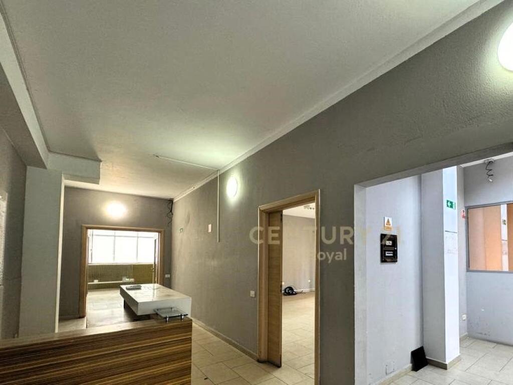 AMBIENT KOMERCIAL TEK RRUGA E ELBASANIT, PAS AMBASADES AMERIKANE