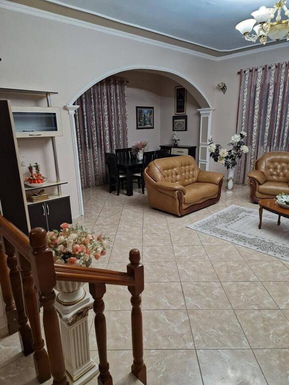 🏡 PROPRIETÀ ESCLUSIVA SUL LUNGOMARE “TAULANTIA”, Kavaje — OPPORTUNITÀ DI INVESTIMENTO Vendesi un edificio con alto potenziale di sviluppo, posizionato sul lungomare principale