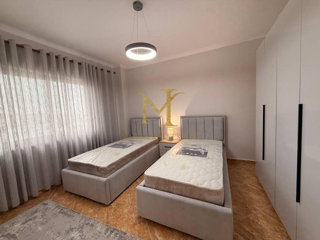 Shitet Apartament 2+1 Ne Kompleksin Eka ne Plazh , Hekurudha !!