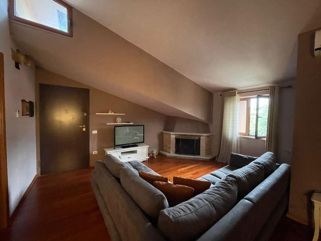 📣Jepet me qira kati i 3-të i një vile – 3+1 me 2 tualete 📍 Adresa: Rruga Filip Shiroka, pranë shkollës “Mrekullia”