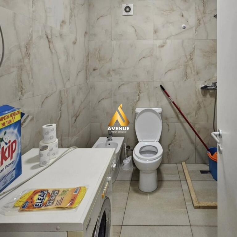 Jepet me qira apartament 1+1 në zonën e Liqenit të Thatë | Kopshti Botanik  🏠 Vendndodhja: Pranë Kopshtit Botanik, shumë afër Xhamisë — një nga zonat më të kërkuara dhe të qeta të Tiranës.  Karakteristikat e apartamentit:  Sallon i bollshëm (soxhorno)  Dhomë gjumi komode  Tualet modern  Ballkon i përdorshëm  Sipërfaqe totale: 63 m²  📍 Kati: 2 💶 Qiraja: 500 € në muaj  Apartamenti ofron komfort, qetësi dhe një pozicion ideal për jetesë cilësore. Për më shumë informacione, ju lutem me kontaktoni