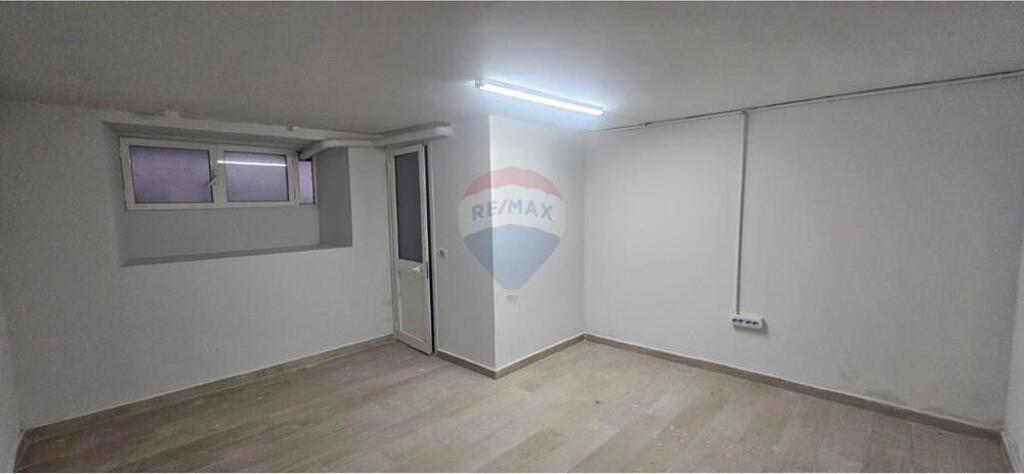 Locale commerciale in affitto presso i Palazzi Moskat Piazza Willson !