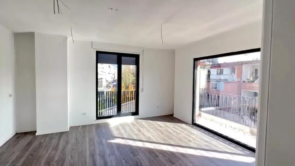 🏡 Shitet Apartament 1+1 + Garazh – Rruga Qemal Stafa, Tiranë