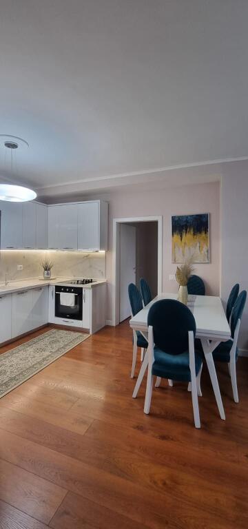 Jepet me qera Apartamenti 2+1, Kopeshti botanik prane xhamise   600 euro