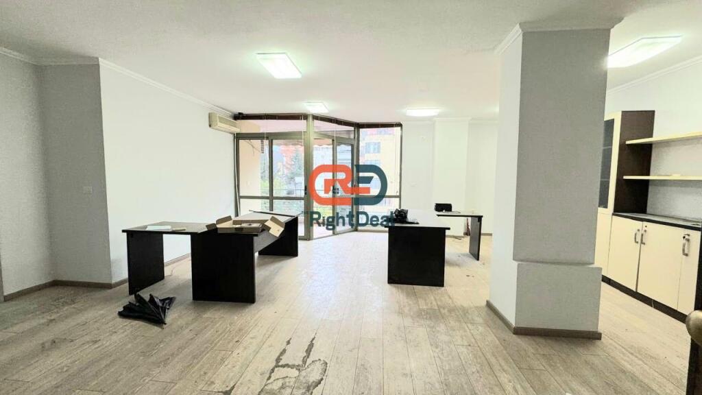 Tek 21 Dhjetori, Shitet Apartament 2+1, Me Hapesira Te Bollshme Dhe Orientim Perfekt !!