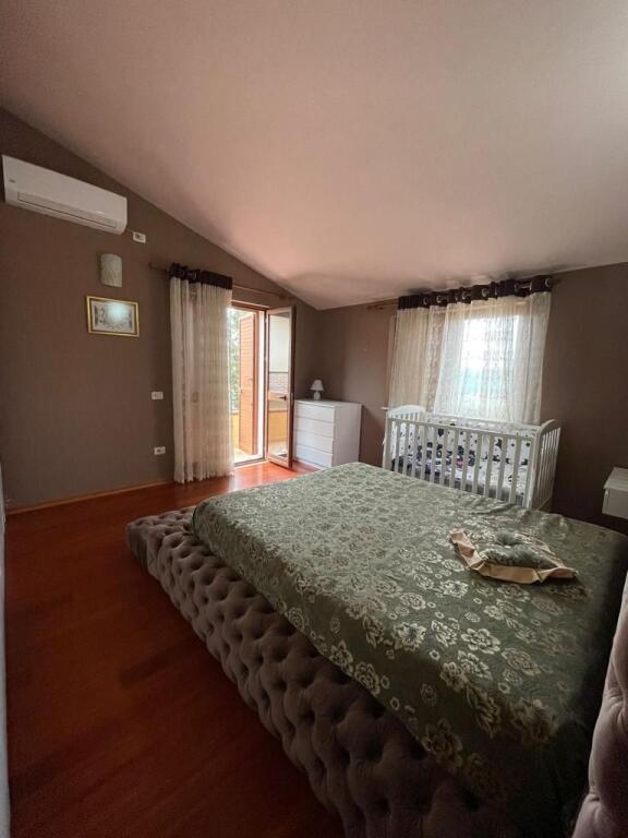 📣Jepet me qira kati i 3-të i një vile – 3+1 me 2 tualete 📍 Adresa: Rruga Filip Shiroka, pranë shkollës “Mrekullia”