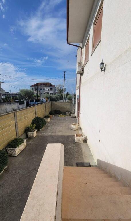 🏡 PROPRIETÀ ESCLUSIVA SUL LUNGOMARE “TAULANTIA”, Kavaje — OPPORTUNITÀ DI INVESTIMENTO Vendesi un edificio con alto potenziale di sviluppo, posizionato sul lungomare principale