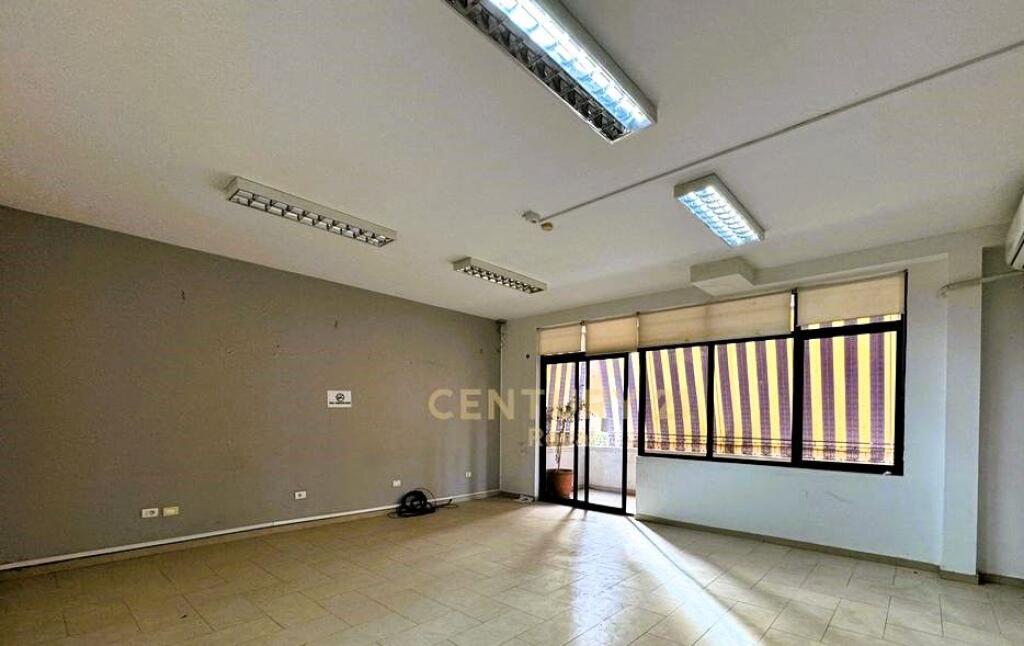 AMBIENT KOMERCIAL TEK RRUGA E ELBASANIT, PAS AMBASADES AMERIKANE