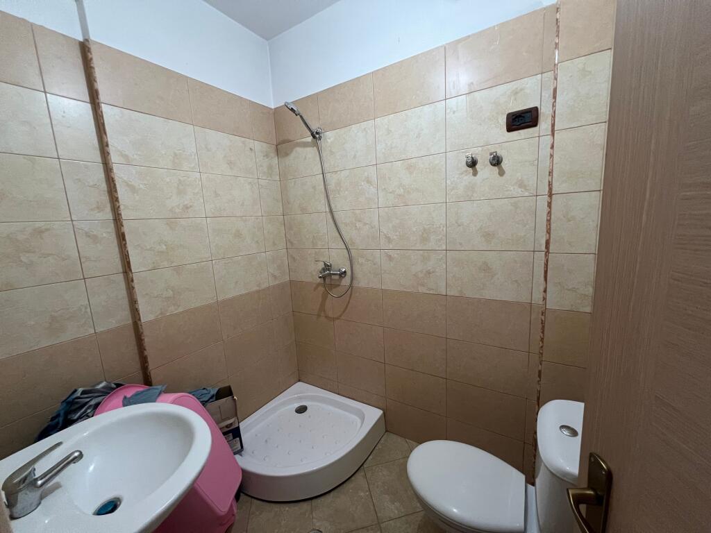 2+1+2 Me Qera, Yzberisht, Prane Rrethit