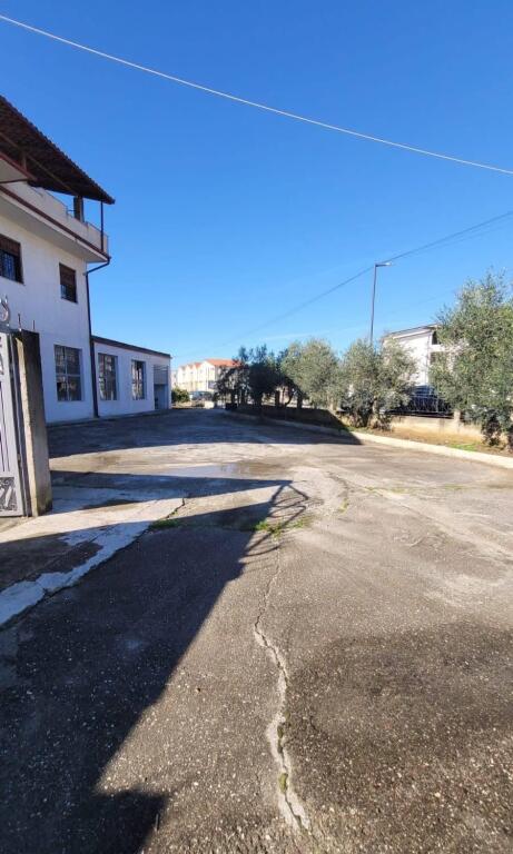 🏡 PROPRIETÀ ESCLUSIVA SUL LUNGOMARE “TAULANTIA”, Kavaje — OPPORTUNITÀ DI INVESTIMENTO Vendesi un edificio con alto potenziale di sviluppo, posizionato sul lungomare principale
