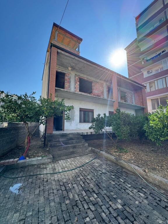 Casa privata su 2 piani a Lushnje, quartiere Loni Dhamo