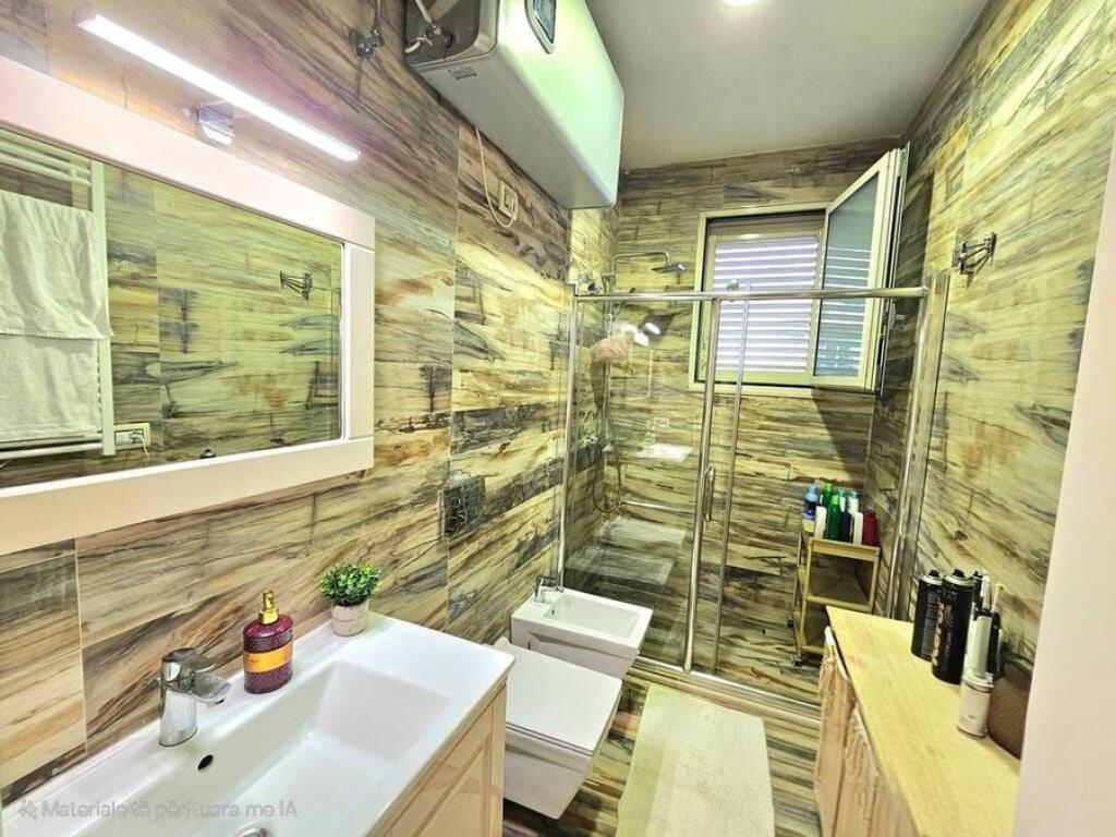 Shitet papafingo te liqeni artificial me parkim+ depo