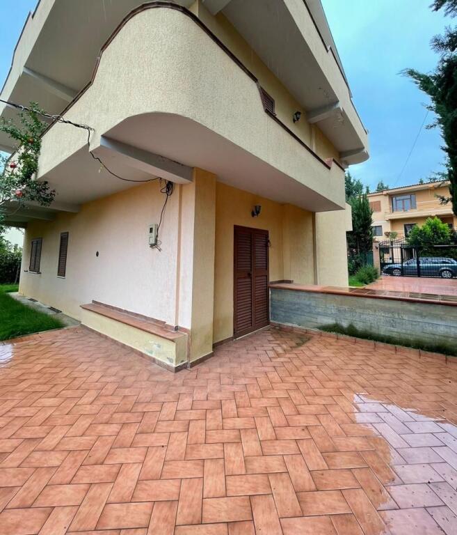 📣Jepet me qira kati i 3-të i një vile – 3+1 me 2 tualete 📍 Adresa: Rruga Filip Shiroka, pranë shkollës “Mrekullia”