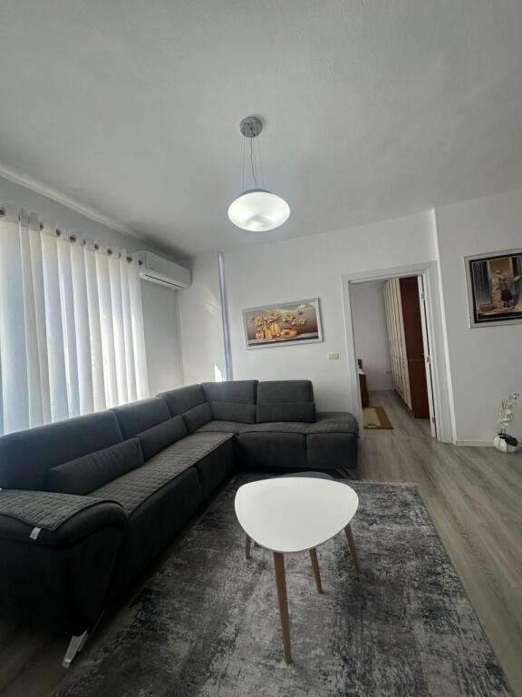 🏡 Jepet me Qira Apartament 2+1   📍 Rruga Dritan Hoxha, vetëm 200 metra nga Universiteti “Zoja e Këshillit të Mirë”