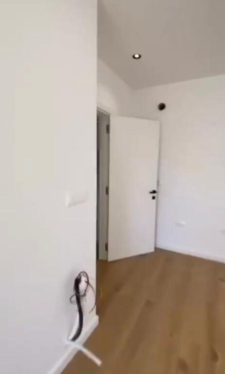 SHITEN 4 APARTAMENTE  4 POSTE PARKIMI NE ASTIR