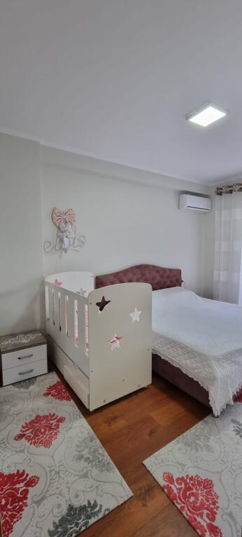 Jepet me qera Apartamenti 2+1, Kopeshti botanik prane xhamise   600 euro