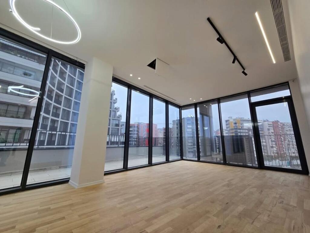 📍Buze rruges se Kosovareve, LAKE VIEW shesim apartament 2+1+2+verande.