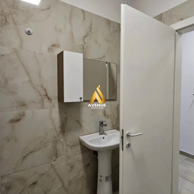 Jepet me qira apartament 1+1 në zonën e Liqenit të Thatë | Kopshti Botanik  🏠 Vendndodhja: Pranë Kopshtit Botanik, shumë afër Xhamisë — një nga zonat më të kërkuara dhe të qeta të Tiranës.  Karakteristikat e apartamentit:  Sallon i bollshëm (soxhorno)  Dhomë gjumi komode  Tualet modern  Ballkon i përdorshëm  Sipërfaqe totale: 63 m²  📍 Kati: 2 💶 Qiraja: 500 € në muaj  Apartamenti ofron komfort, qetësi dhe një pozicion ideal për jetesë cilësore. Për më shumë informacione, ju lutem me kontaktoni