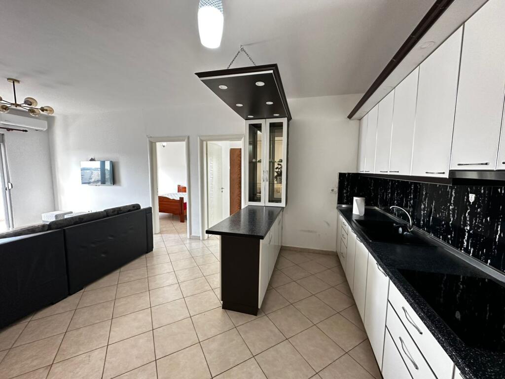 🏙️ Shitet apartament 3+1 me pamje panoramike nga Porti dhe Muzeumi i Durrësit!