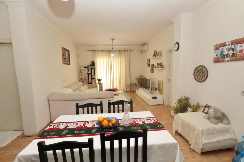 Jepet Apartament 1+1 Me Qira. Shkoze Pranë Hotel Gixharrit