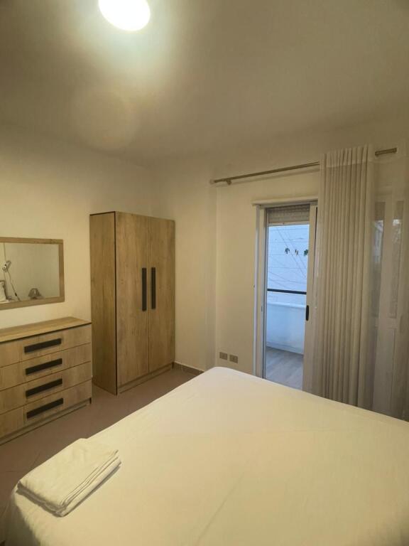 Jepet me qira apartament ne plazh iliria 1+1 totalishte i mobiluar