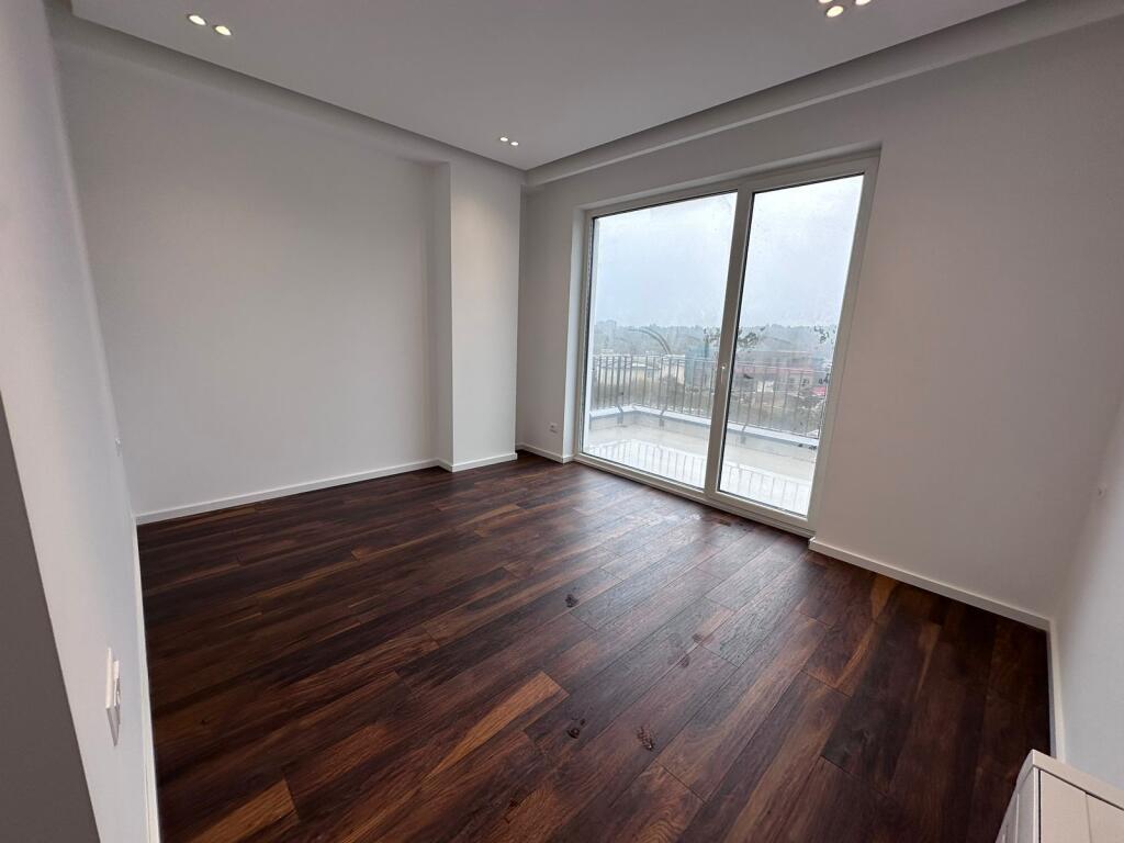 Vile me qera luks , Liqeni i Thate .