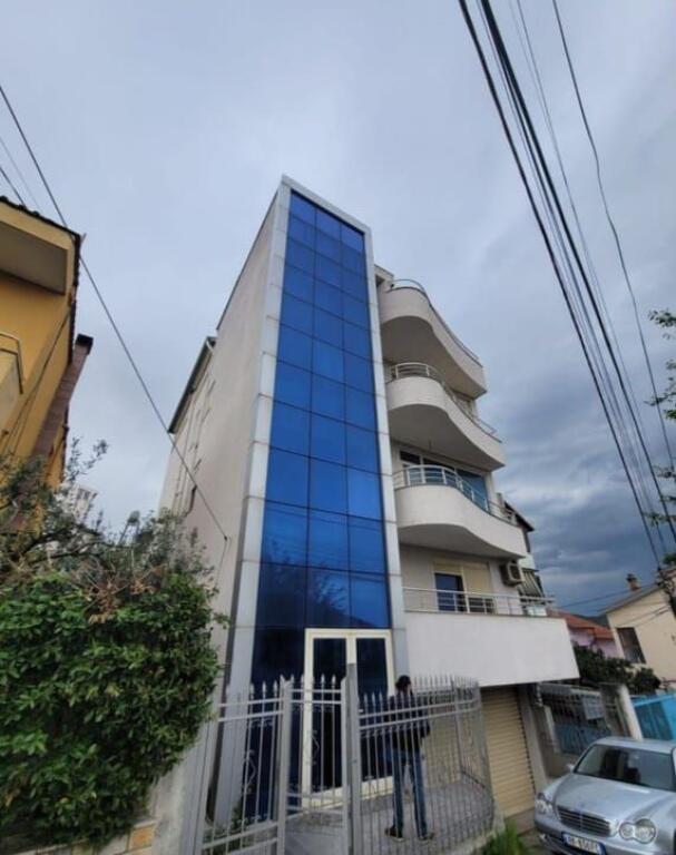 In vendita edificio multifunzionale di 5 piani a Sauk