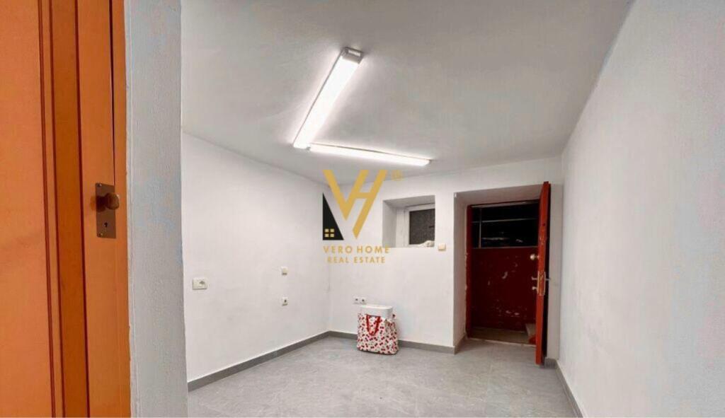 JEPET AMBIENT 20 M2 ME QERA TE ISH EKPOZITA 250 EURO