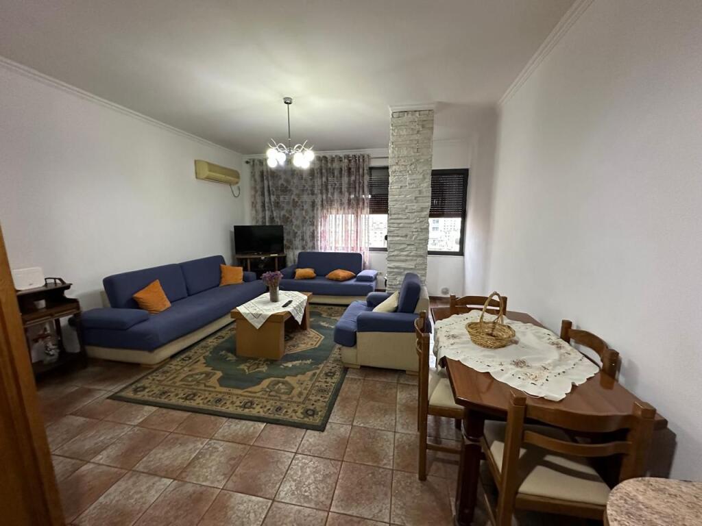 🏢Via di Dibra, vicino alla Scuola Media Partizani, affittasi appartamento 2+1 arredato. 60.000 Leke