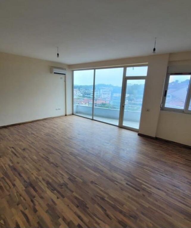 In vendita edificio multifunzionale di 5 piani a Sauk