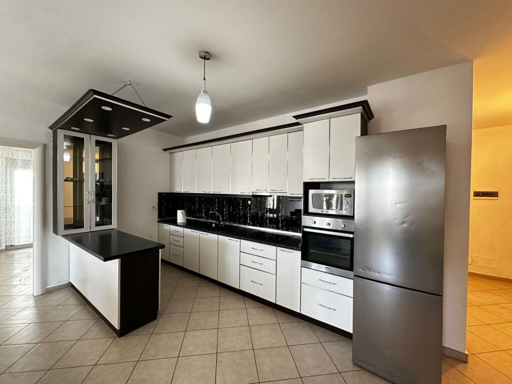 🏙️ Shitet apartament 3+1 me pamje panoramike nga Porti dhe Muzeumi i Durrësit!