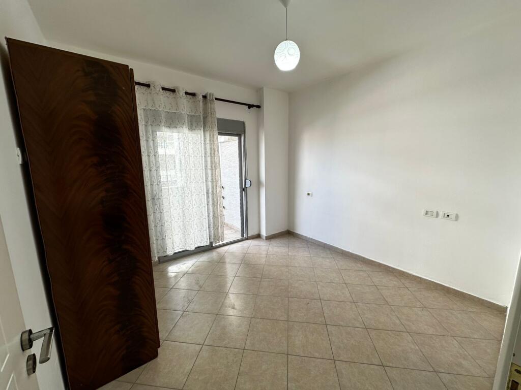 🏙️ Shitet apartament 3+1 me pamje panoramike nga Porti dhe Muzeumi i Durrësit!