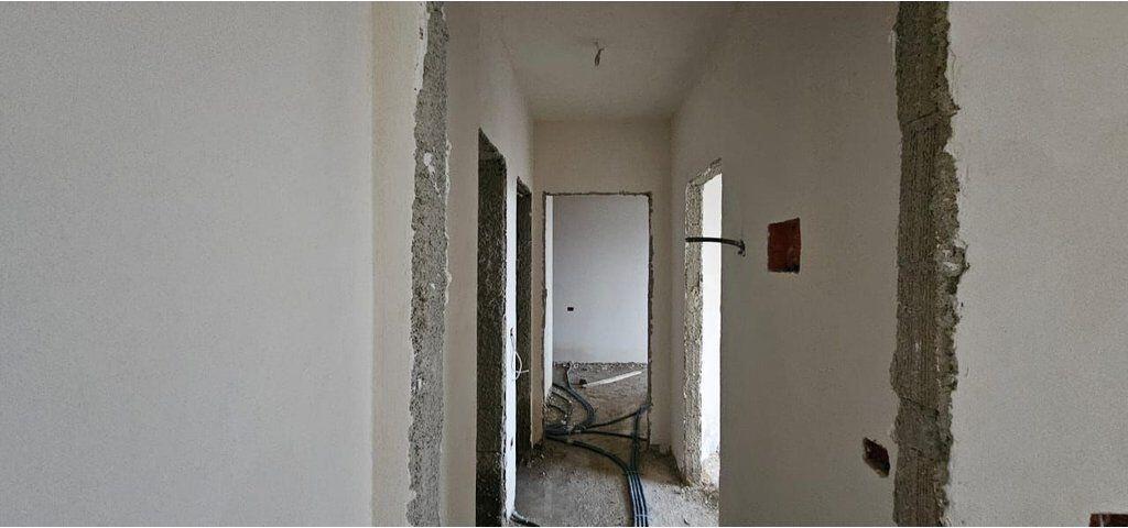 Ali Demi, Apartament 2+1 në shitje