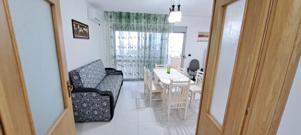 🏡 APARTAMENT ME QERA 1+1 📍 Te Toçaku, plazh Durres