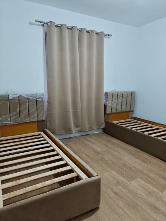 Jepet me qira një apartament komod 2+1, totalisht i mobiluar