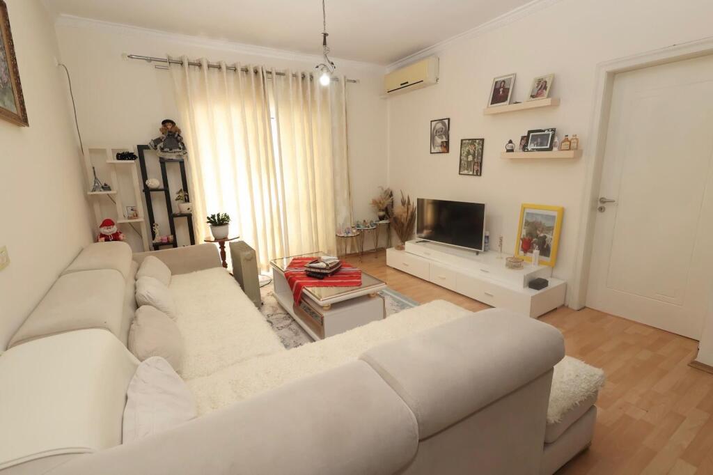 Jepet Apartament 1+1 Me Qira. Shkoze Pranë Hotel Gixharrit