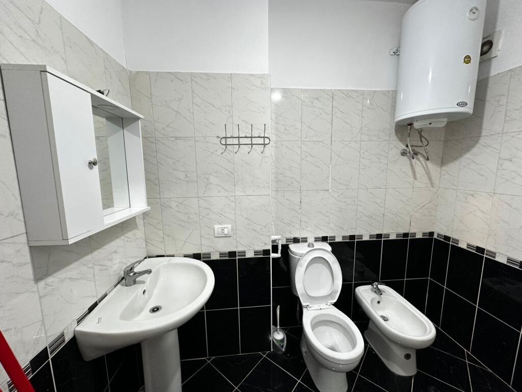 🏙️ Shitet apartament 3+1 me pamje panoramike nga Porti dhe Muzeumi i Durrësit!