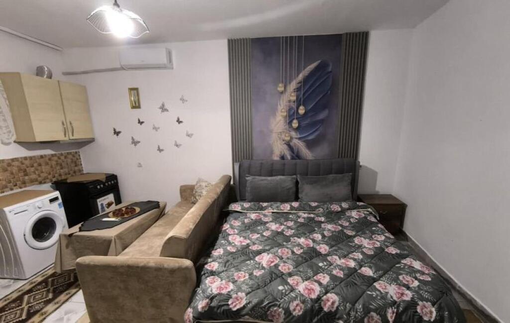 Jepet me qira garsoniere në Kinostudio.