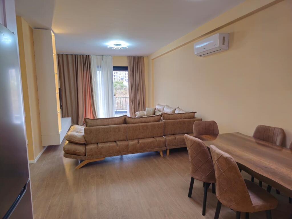APARTAMENT 2+1 ME VERANDE + PARKIM PER QERA TEK LIQENI I THATE