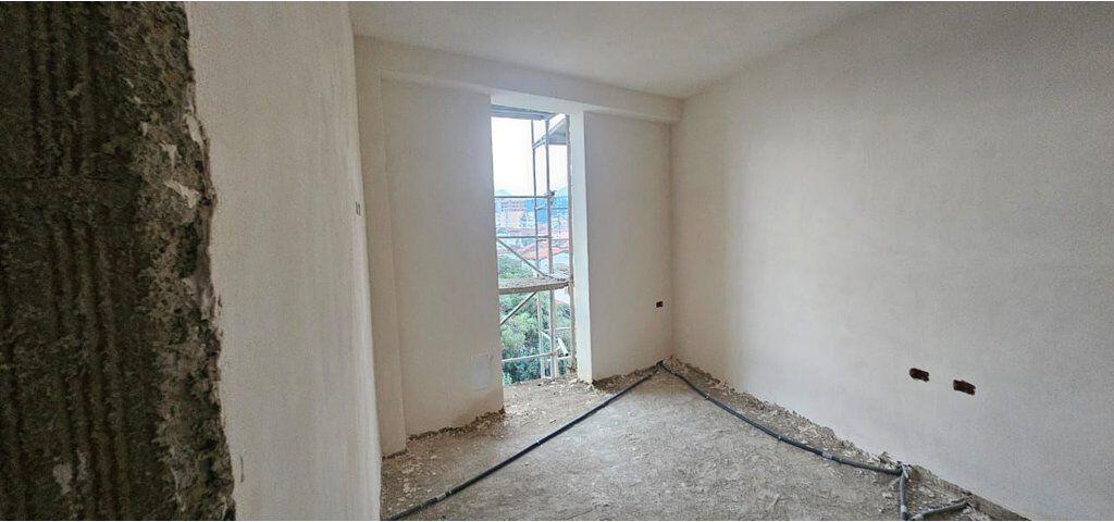 Ali Demi, Apartament 2+1 në shitje