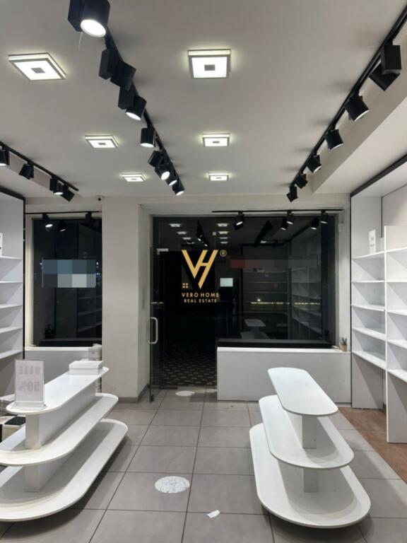 JEPET DYQAN 56 M2 ME QERA TE RRUGA E DURRESIT 1.800 EURO