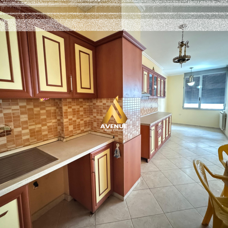 Jepet me Qira  Ambient për zyra 166 m2, Apartament 3+1+2, Tiranë