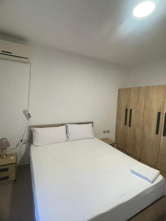 Jepet me qira apartament ne plazh iliria 1+1 totalishte i mobiluar