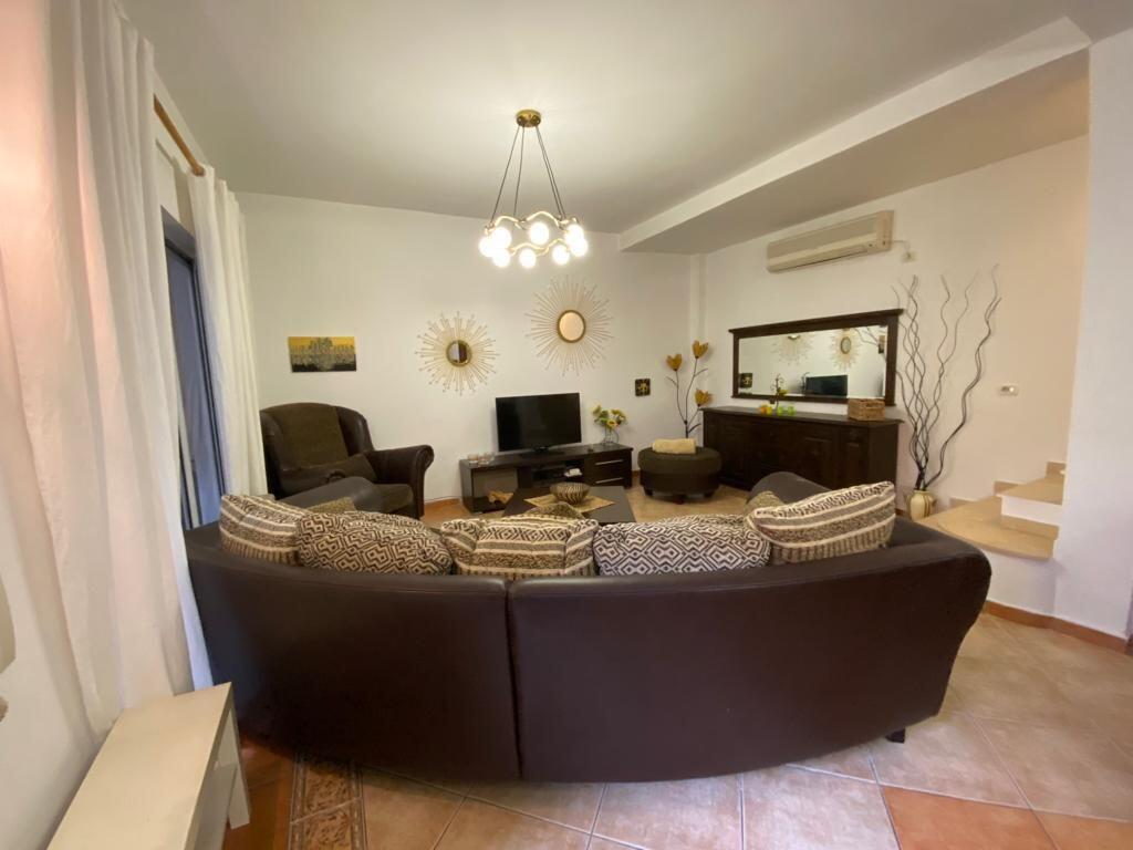 🏡Jepet me qera Apartament Dublex 4+1+2  📍Adresa : 21 Dhjetori Afer Mondjalit