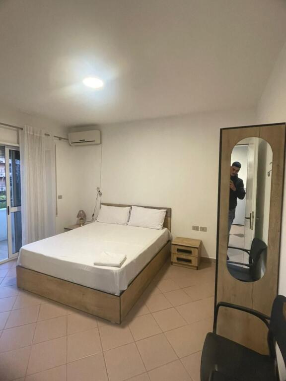 Jepet me qira apartament ne plazh iliria 1+1 totalishte i mobiluar