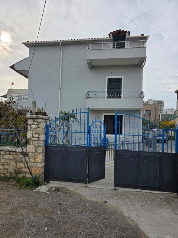 Jepet me qira kati i trete i nje shtepie private 3+1 ne lagje 17